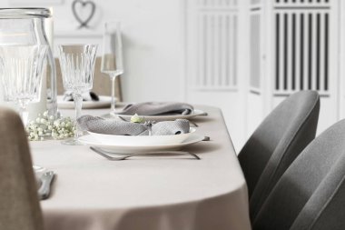 Restorandaki düğün kutlaması için güzel bir masa.