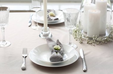 Restorandaki düğün kutlaması için güzel bir masa.