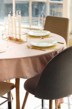 Restorandaki düğün kutlaması için güzel bir masa.