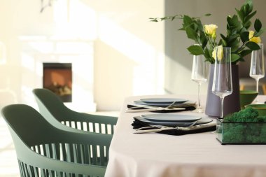 Restorandaki düğün kutlaması için güzel bir masa.