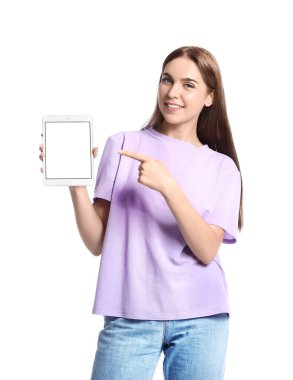 Beyaz arka planda tablet bilgisayarını gösteren güzel bir genç kadın.