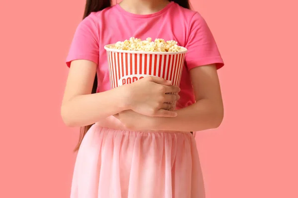 Schattig Meisje Holding Emmer Van Popcorn Roze Achtergrond — Stockfoto