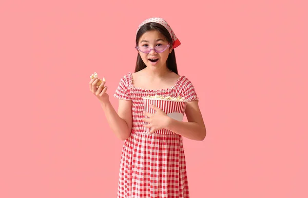 Érzelmi Aranyos Lány Vödör Popcorn Rózsaszín Háttér — Stock Fotó