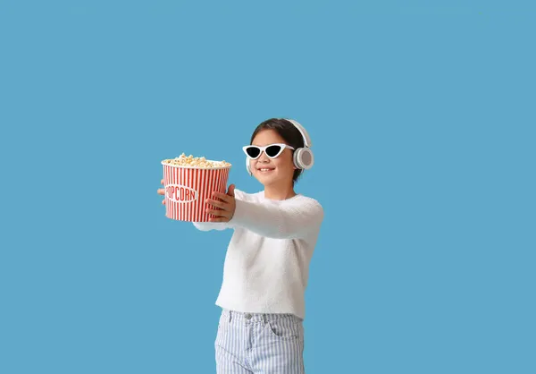 Glückliches Nettes Mädchen Mit Kopfhörern Und Sonnenbrille Das Einen Eimer — Stockfoto