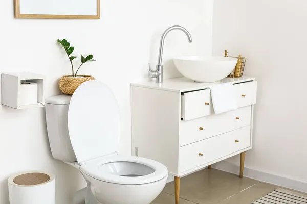 Toilet Putih Dan Laci Dekat Dinding Cahaya Kamar Kecil — Stok Foto