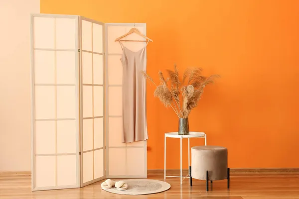 テーブルの上の花瓶やオレンジの壁の近くのドレスで屏風にパンパス草 — ストック写真