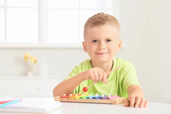 Förtjusande Liten Pojke Som Leker Med Xylofon Hemma — Stockfoto