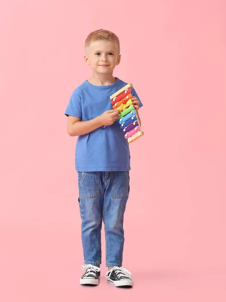 Bedårande Liten Pojke Med Xylofon Rosa Bakgrund — Stockfoto