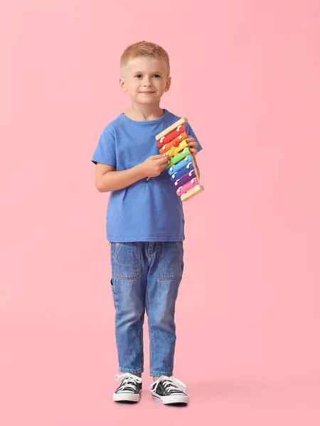 Adorable Niño Pequeño Con Xilófono Sobre Fondo Rosa — Foto de Stock