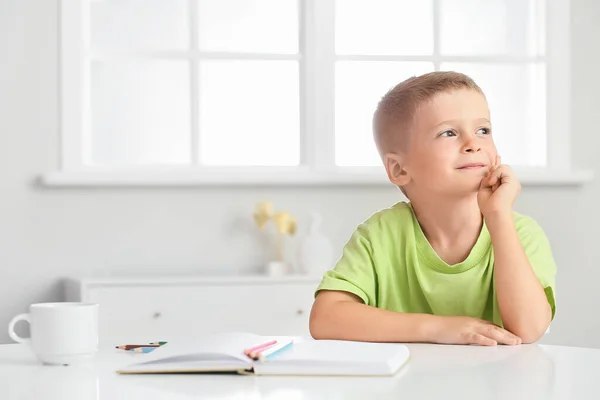 Tankeväckande Liten Pojke Sitter Vid Bordet Rummet — Stockfoto