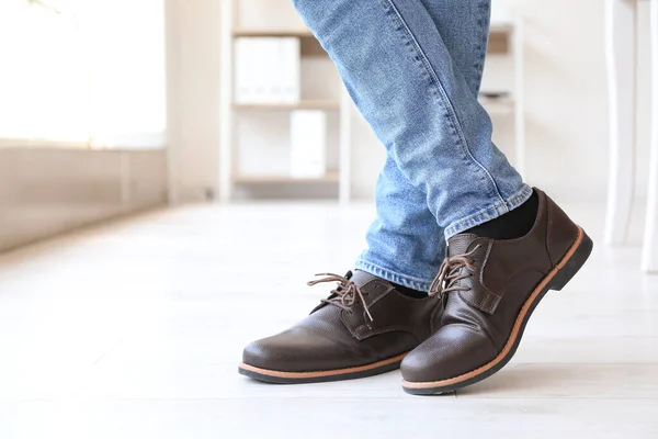 Pernas Homem Sapatos Castanhos Casa — Fotografia de Stock