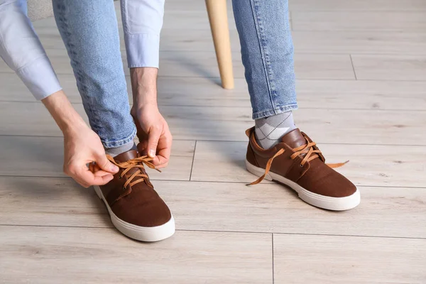 Hombre Atando Cordones Zapatos Casa — Foto de Stock