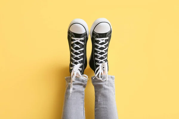 Piernas Mujer Zapatillas Negras Con Cordones Blancos Sobre Fondo Amarillo — Foto de Stock