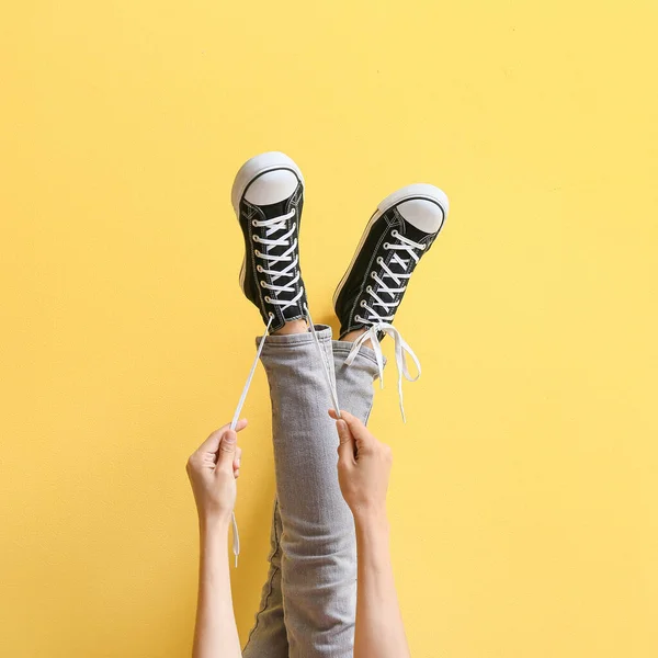 Mujer Zapatillas Atando Cordones Blancos Sobre Fondo Amarillo — Foto de Stock