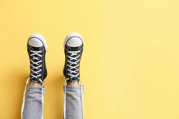 Γυναικεία Πόδια Μαύρα Αθλητικά Παπούτσια Χαλαρά Λευκά Κορδόνια Κίτρινο Φόντο — Φωτογραφία Αρχείου