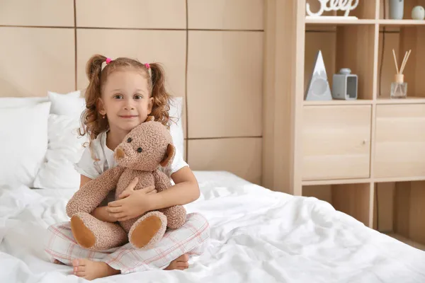 Adorable Petite Fille Avec Ours Peluche Dans Chambre — Photo