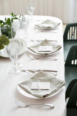 Restorandaki düğün kutlaması için güzel bir masa.