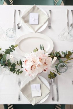 Düğün kutlaması için güzel bir masa ve restoranda yanan mumlar.