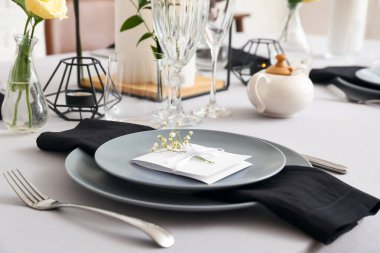 Restorandaki düğün kutlaması için güzel bir masa.