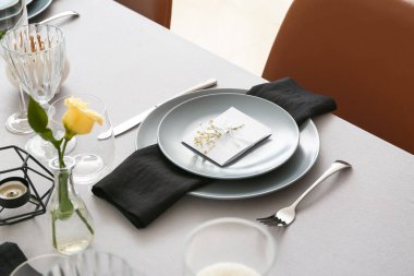 Restorandaki düğün kutlaması için güzel bir masa.