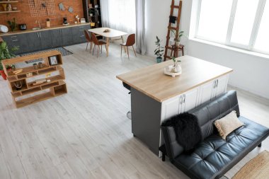 Stüdyo daire, şık kanepe ve modern mutfak.
