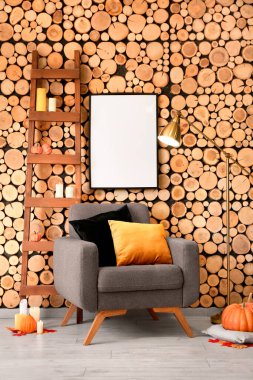 Cadılar Bayramı için dekore edilmiş rahat koltuk ve boş çerçeve.