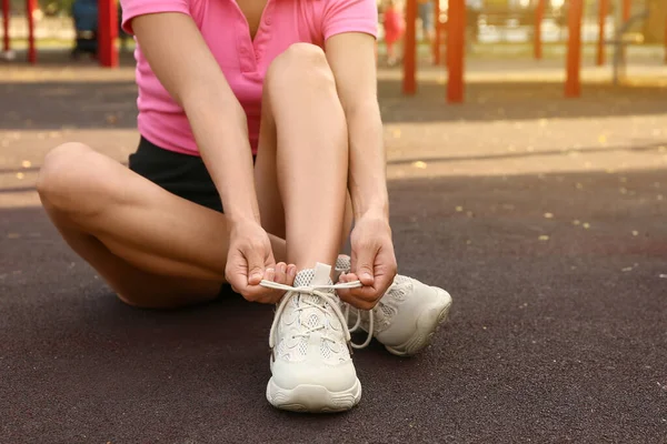 Frau Weißen Turnschuhen Schnürt Schnürsenkel Auf Sportplatz — Stockfoto