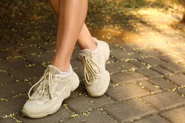 Benen Van Vrouw Witte Sneakers Stoep Close — Stockfoto