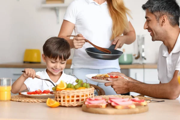 Šťastná Rodina Malým Synem Snídaní Stolu Kuchyni — Stock fotografie
