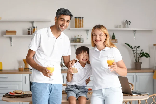 Šťastní Rodiče Svým Synem Snídají Kuchyni — Stock fotografie