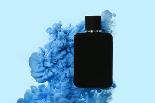 Frasco Perfume Cor Fumaça Fundo Azul — Fotografia de Stock