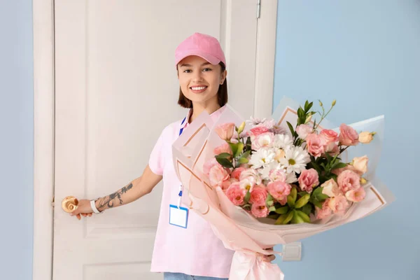 Female Courier Bouquet Flowers Customer Door — Stock Photo, Image