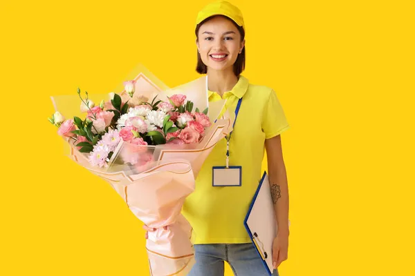 Kvinna Kurir Med Bukett Blommor Färg Bakgrund — Stockfoto