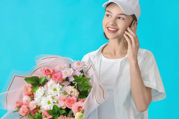 Female Courier Bouquet Flowers Talking Phone Color Background — Stock Photo, Image