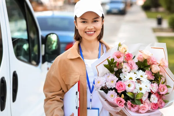 Female Courier Bouquet Flowers Outdoors — Stock Photo, Image