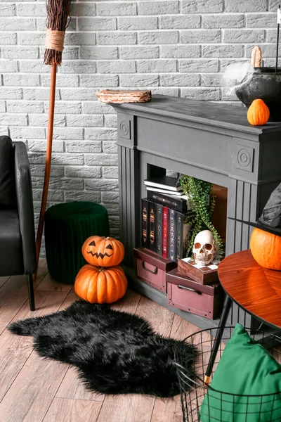 Öppen Spis Med Böcker Och Halloweeninredning Vardagsrummets Inre — Stockfoto
