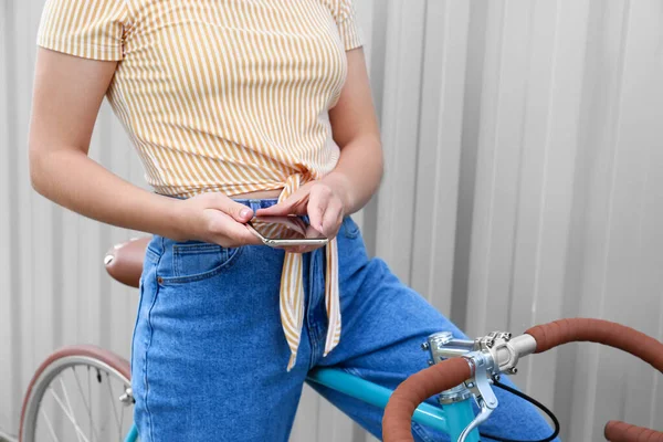 Красива Дівчина Підліток Велосипедом Допомогою Мобільного Телефону Біля Синього Паркану — стокове фото