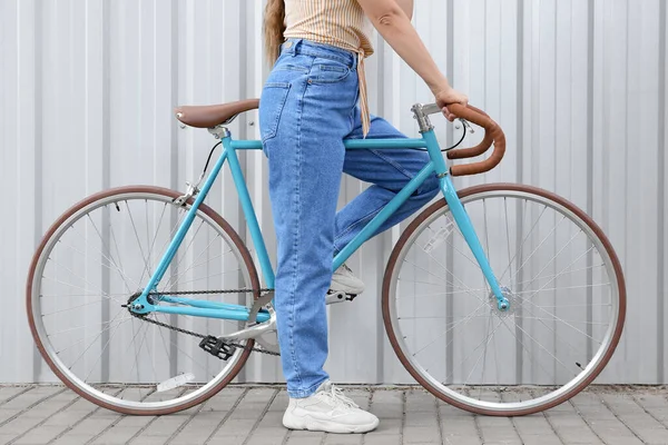 Hermosa Chica Adolescente Con Bicicleta Cerca Cerca Azul — Foto de Stock