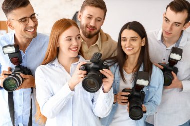 Stüdyoda gençlere profesyonel fotoğrafçı öğretiyor.