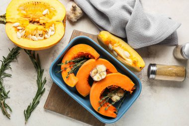 Hafif arka planda balkabağı parçaları olan fırın tabağı.