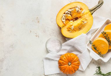Taze balkabağı parçalı fırın tabağı ve arka planda tüm sebze.