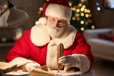 Noel Baba Noel arifesinde mektup yazıyor.