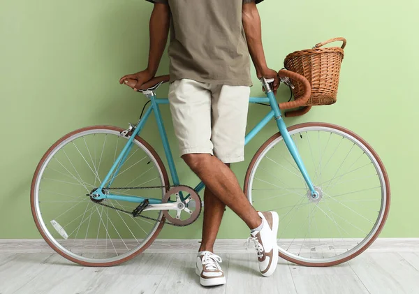 Adolescente Afroamericano Con Bicicleta Cerca Pared Verde — Foto de Stock