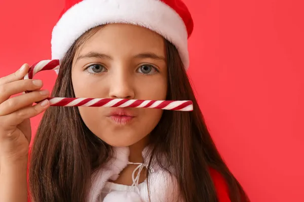 Menina Bonito Chapéu Santa Com Cana Doces Fundo Cor — Fotografia de Stock