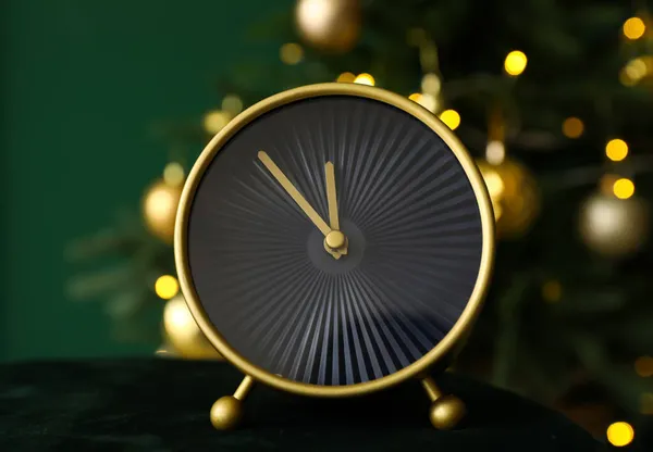 Relógio Alarme Elegante Fundo Árvore Natal Desfocado — Fotografia de Stock