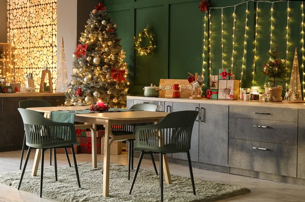 Mesa Comedor Árbol Con Luces Brillantes Cocina Decorada Para Navidad — Foto de Stock