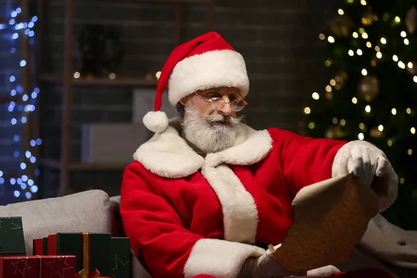 Weihnachtsmann Liest Wunschzettel Hause Heiligen Abend — Stockfoto