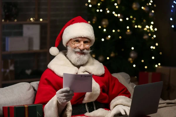 Санта Клаус Ноутбуком Листом Додому Напередодні Різдва — стокове фото