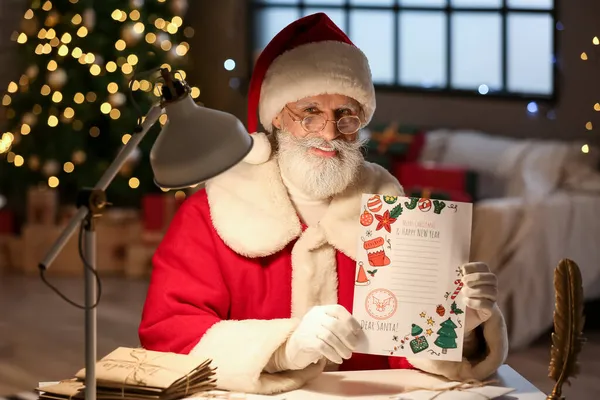 Santa Claus Con Carta Casa Nochebuena —  Fotos de Stock