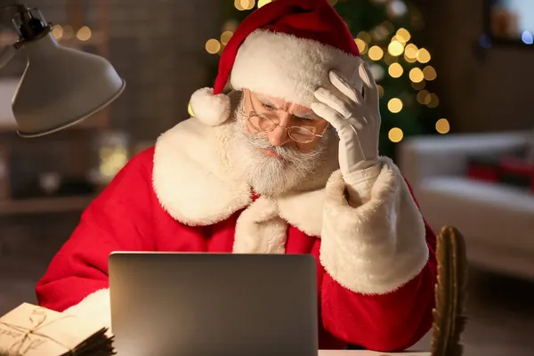 Jultomten Använder Laptop Hemma Julafton — Stockfoto